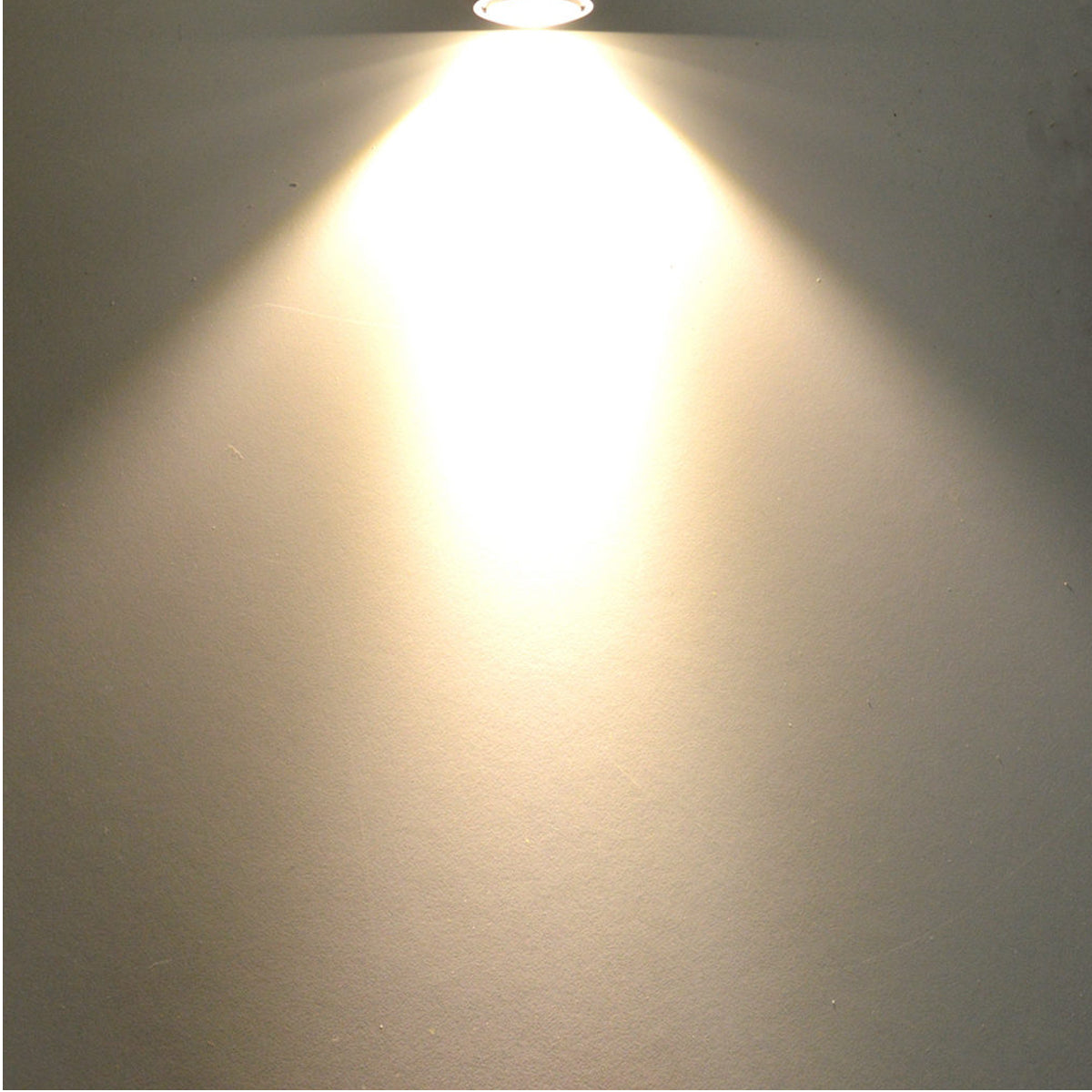 Lampadina Led GU10 6W Fascio Stretto 35° Calda 3000K