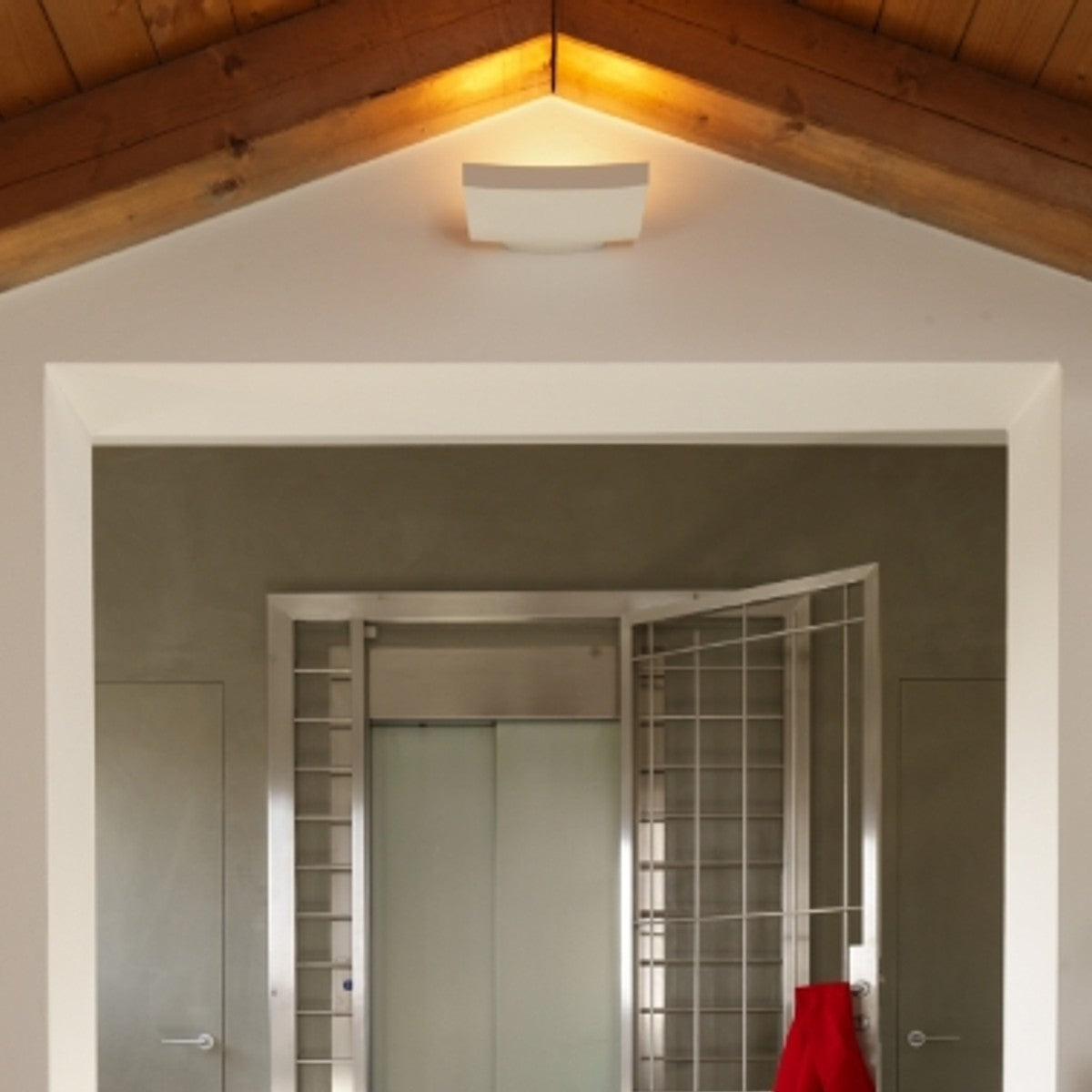 Installazione lampadina LED R7S su portalampada lineare per luce naturale 4000K.