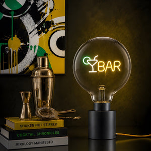Lampadina decorativa LED G125 E27 POPON BAR in ambiente su portalampada da tavolo