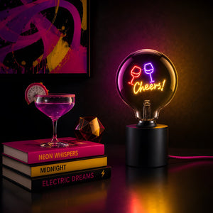 Lampadina decorativa LED G125 E27 POPON CHEERS in ambiente su portalampada da tavolo
