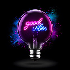 Lampadina decorativa LED G125 E27 POPON GOOD VIBES accesa su sfondo nero